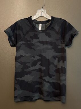 Athleta Women's Short Sleeve Camo Tee in Black and Gray